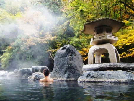 Suối khoáng Onsen là di sản rất lâu đời của Nhật Bản