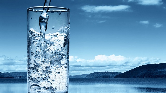 Uống nhiều nước điện giải có tốt không?