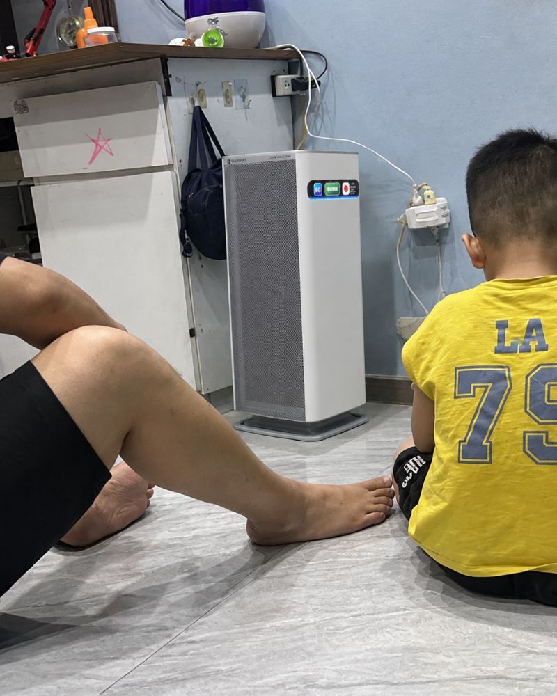 Máy lọc khử trùng không khí không thay lõi FUJI SMART AX-M14000 40 Khách hàng sử dụng máy lọc không khí FUJI SMART AX-M14000 tại nhà